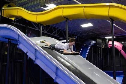 Nuevo parque de toboganes bajo techo en Illinois: diversión asegurada para toda la&nbsp;familia