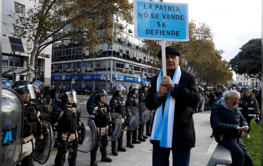 Jubilados vuelven a marchar al Congreso en reclamo de aumentos y medicamentos&nbsp;gratuitos