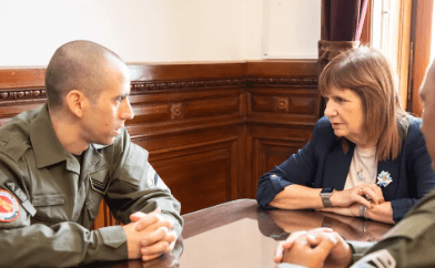 Bullrich fue al teatro en la calle Corrientes junto al gendarme Nahuel Gallo